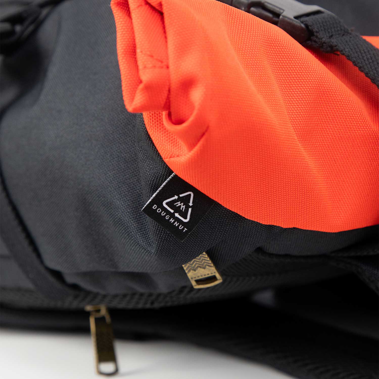Doughnut Paratrooper Reborn Series Rucksack - black x grapefruit