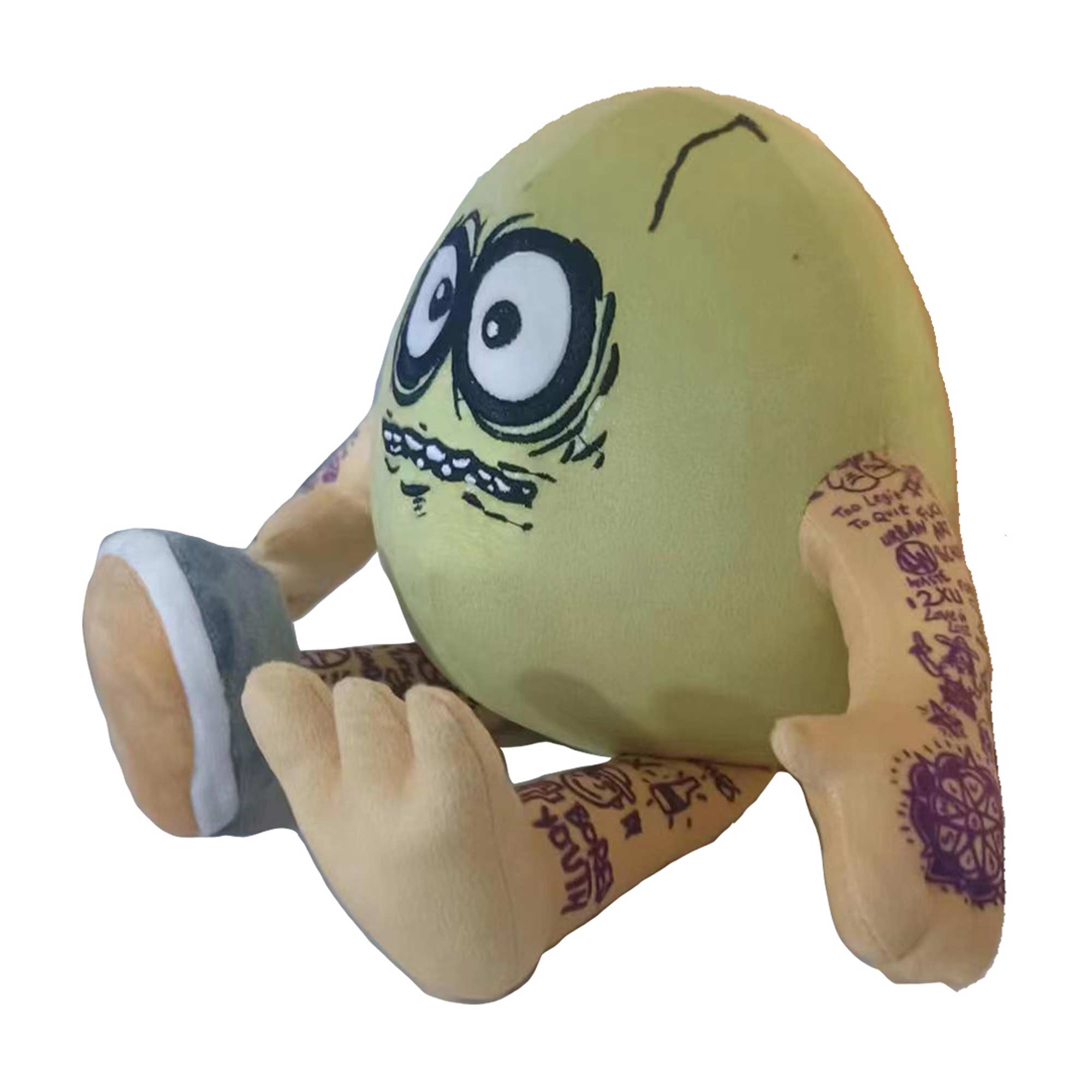 Ein grünes Plüschmonster mit großen Augen, lächelndem Gesicht und tätowierten Armen, sitzt aufrecht