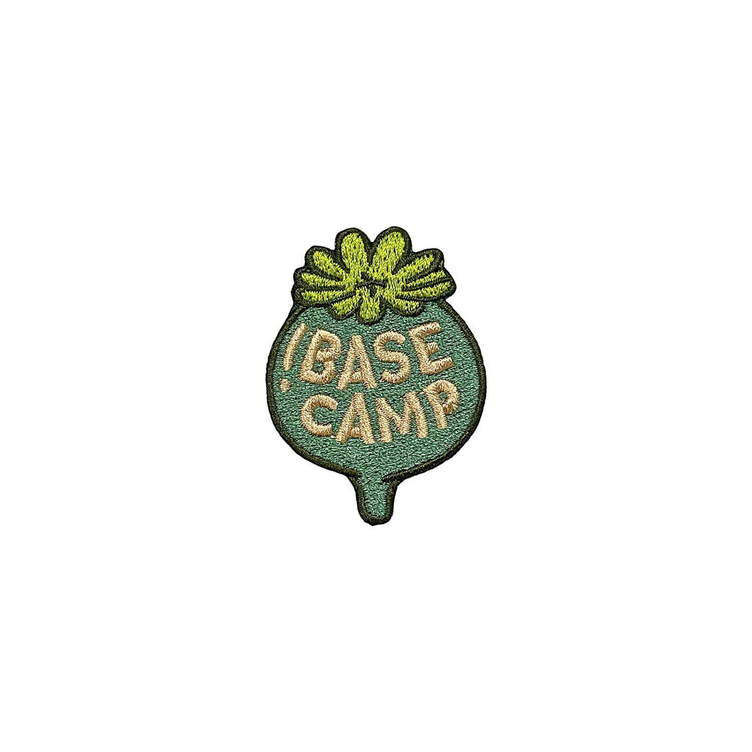 Gestickter Aufnäher mit 'Base Camp' Schriftzug und grünem Design